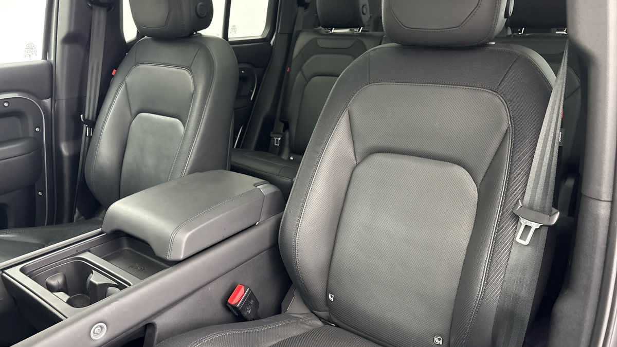 Land Rover Defender 110 Image 7