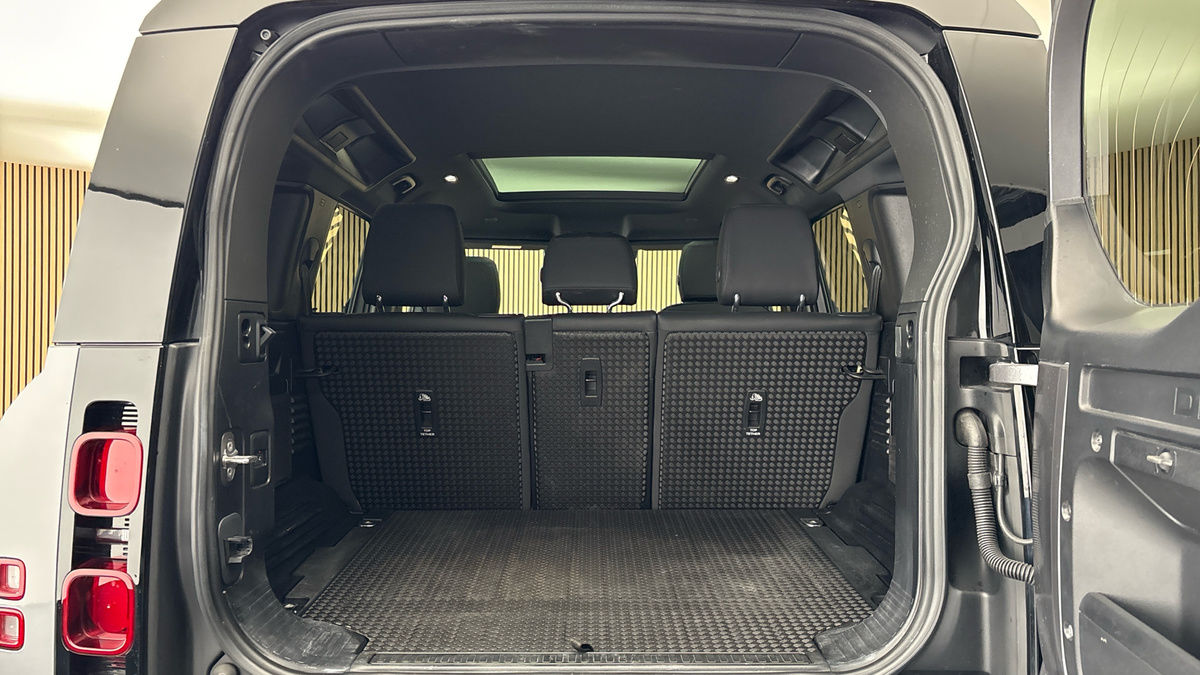 Land Rover Defender 110 Image 11