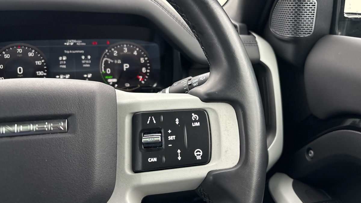 Land Rover Defender 110 Image 14