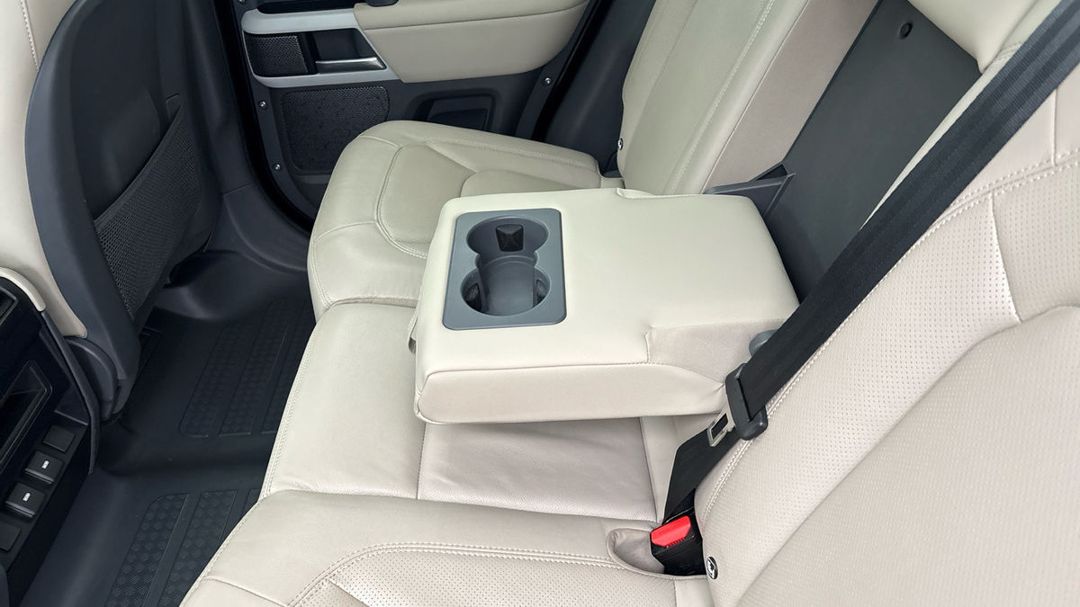 Land Rover Defender 110 Image 9