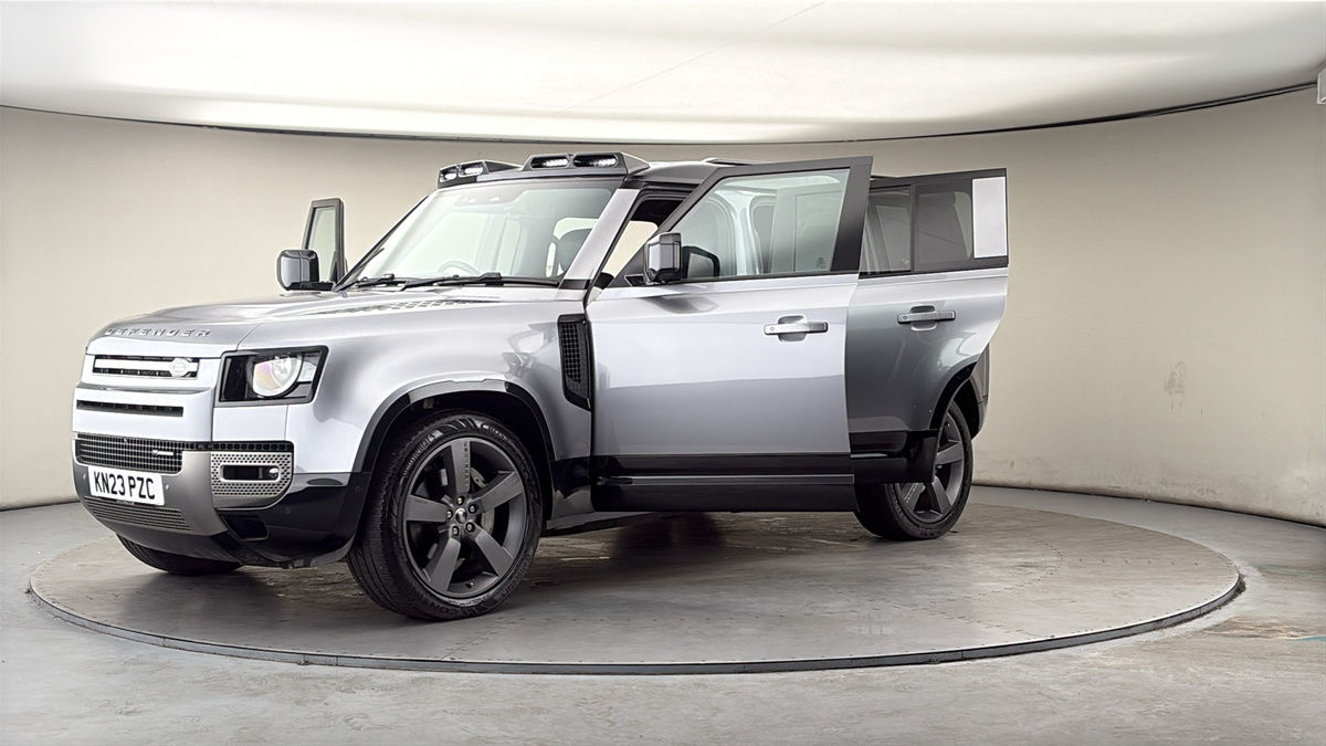 Land Rover Defender 110 Image 22