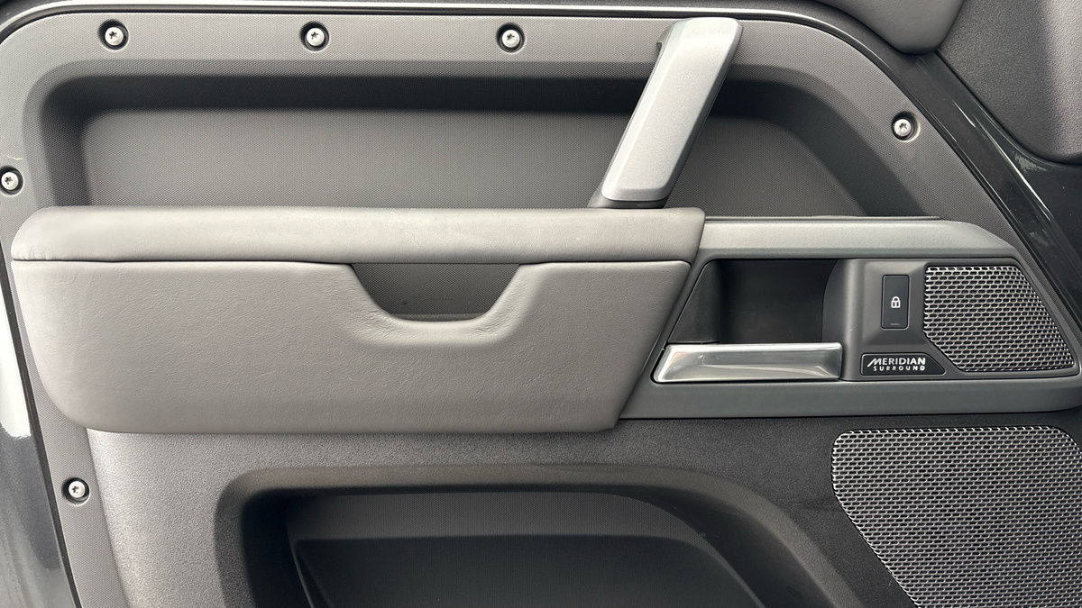 Land Rover Defender 110 Image 19