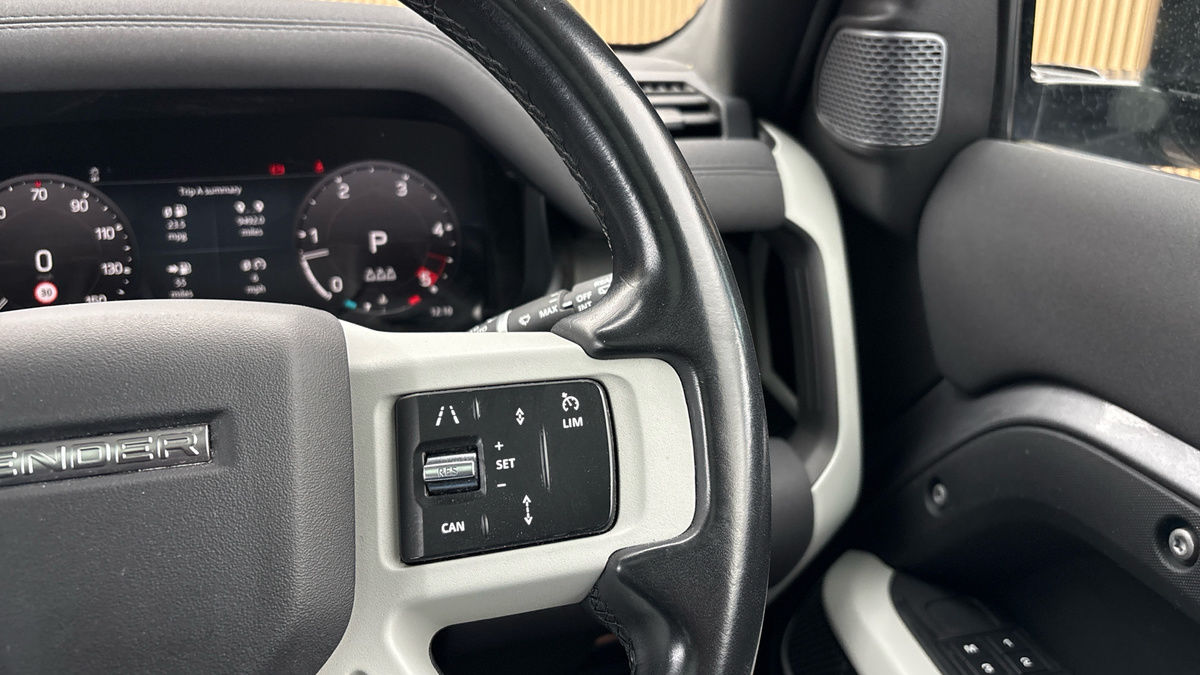 Land Rover Defender 110 Image 14