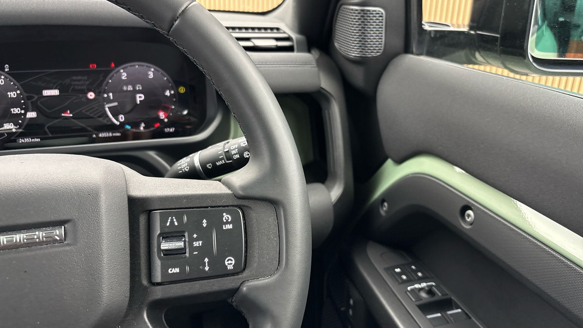 Land Rover Defender 90 Image 14