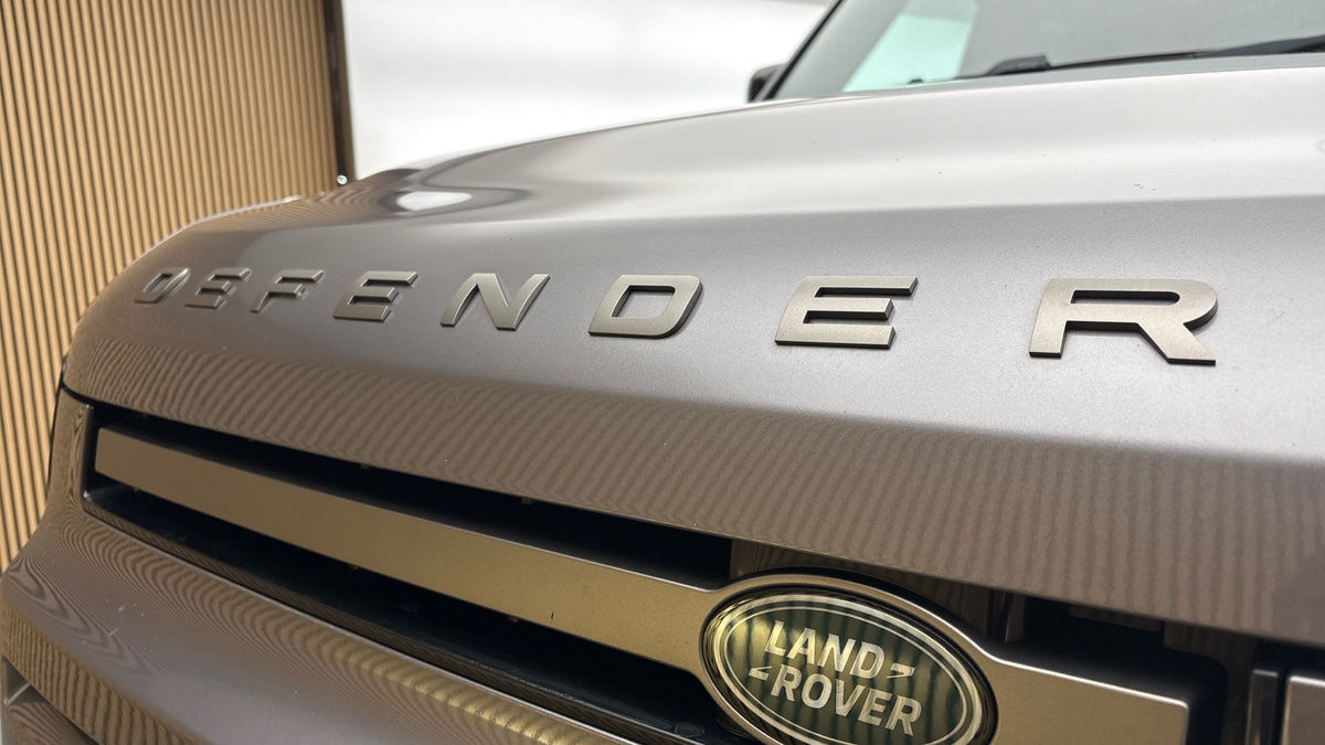Land Rover Defender 110 Image 24