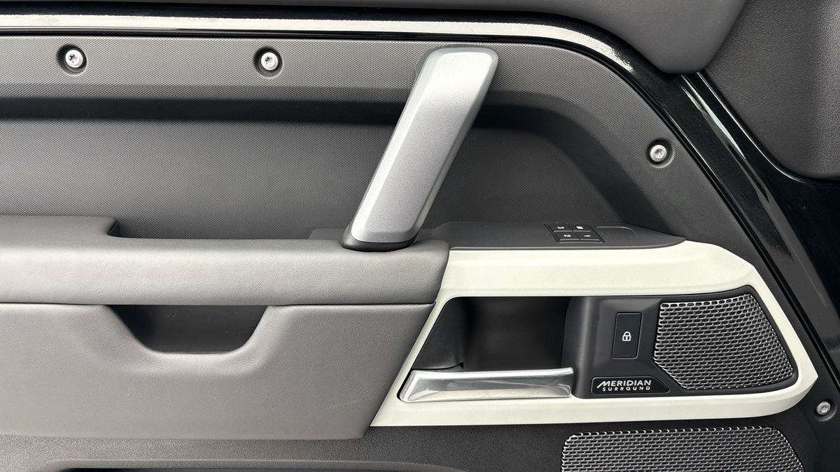 Land Rover Defender 110 Image 19