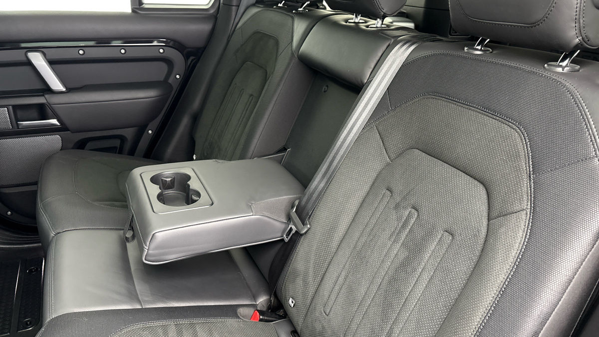 Land Rover Defender 110 Image 9