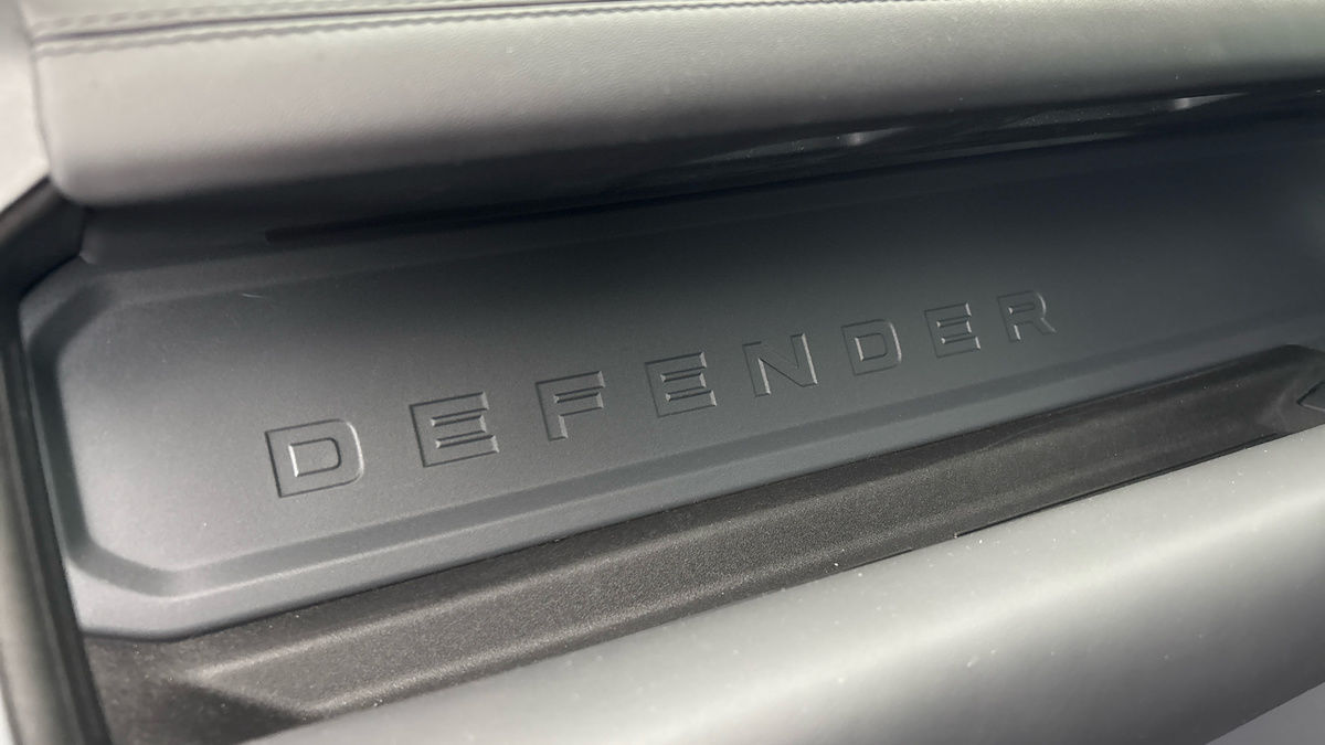 Land Rover Defender 110 Image 35