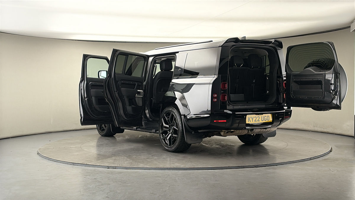 Land Rover Defender 130 Urban Image 23