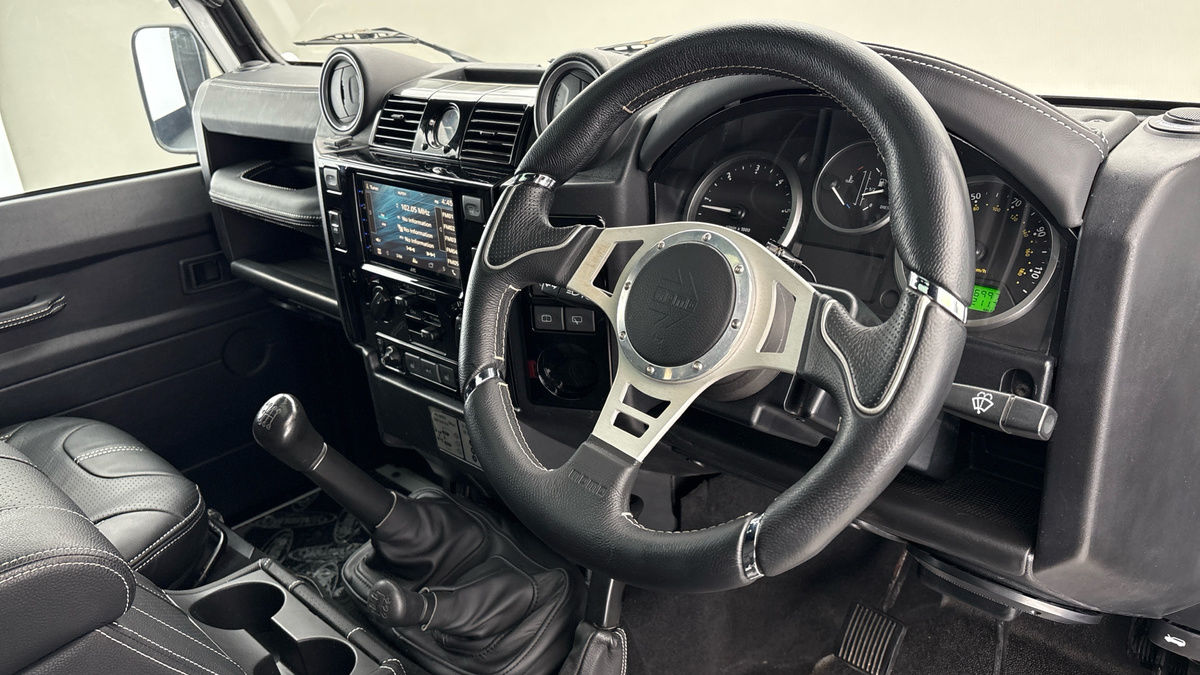 Land Rover Defender 90 Image 5