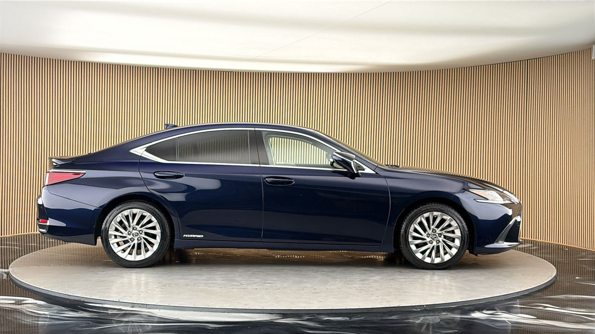 Lexus ES Image 16