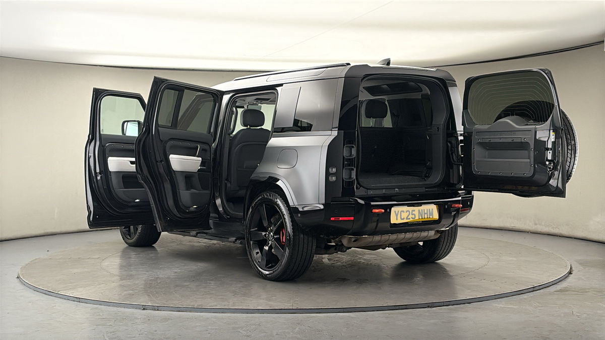 Land Rover Defender 110 Image 23