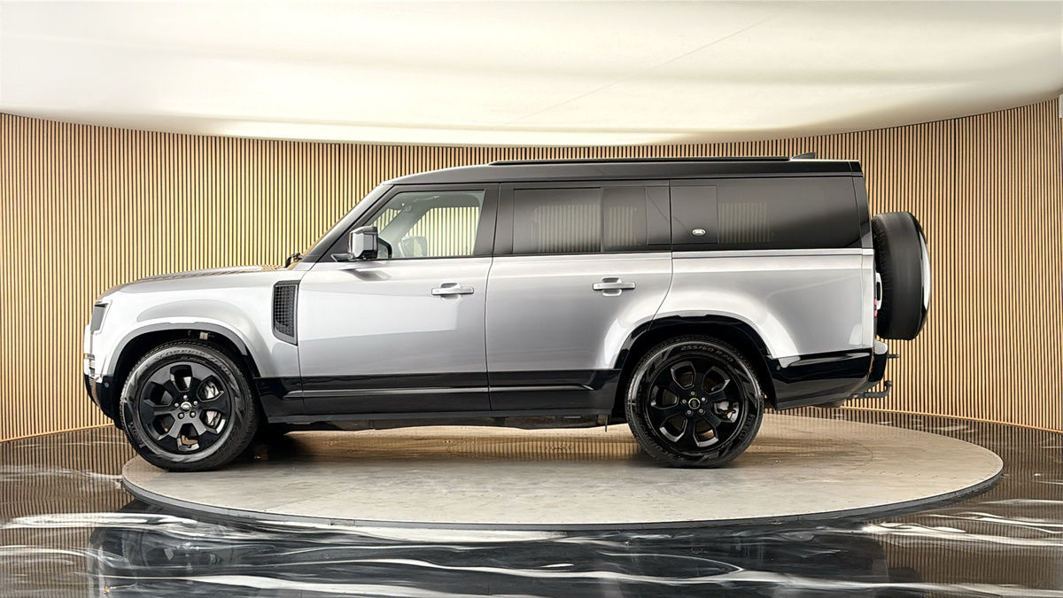 Land Rover Defender 130 Image 15
