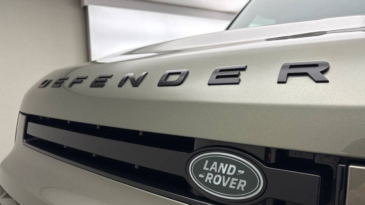 Land Rover Defender 110 Image 24