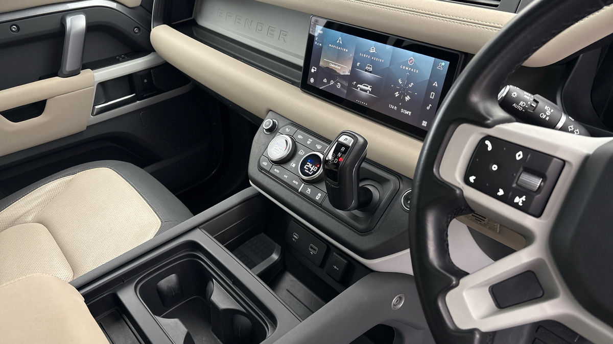 Land Rover Defender 110 Image 18