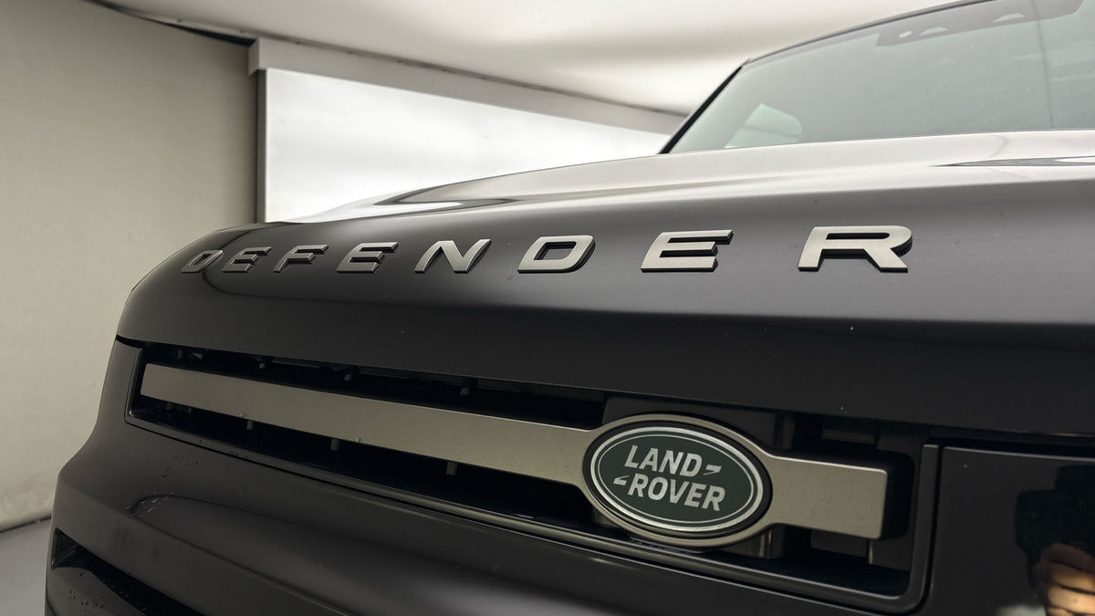 Land Rover Defender 110 Image 24