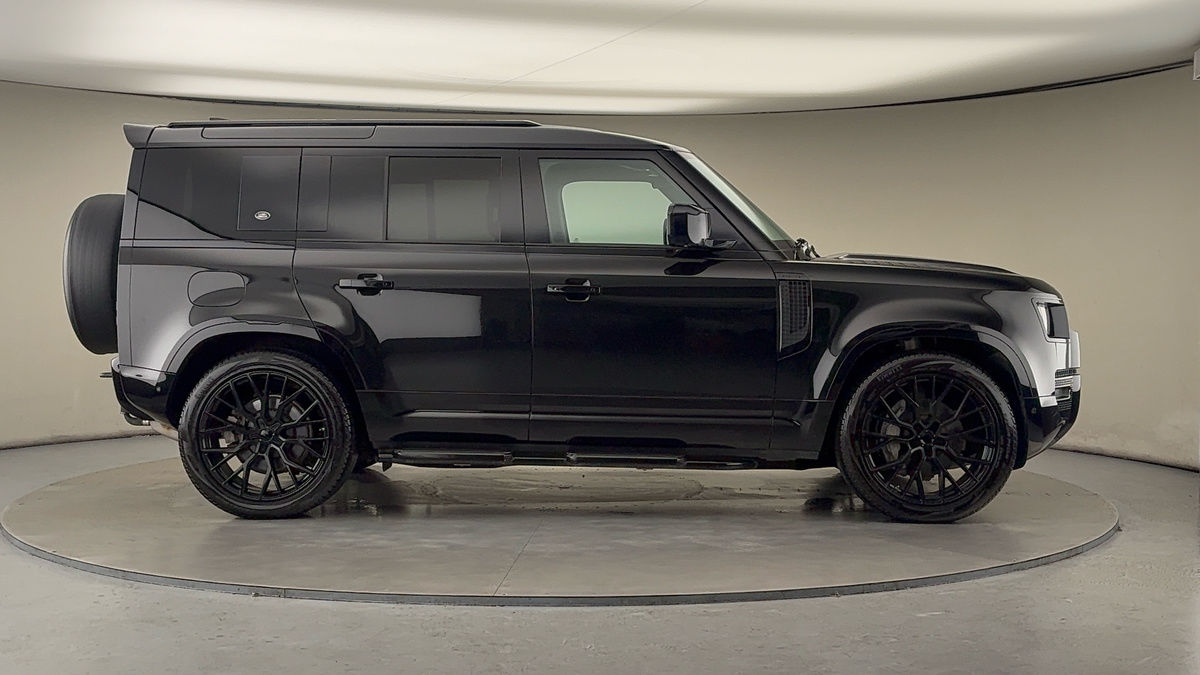 Land Rover Defender 110 Image 16