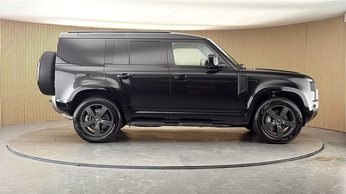 Land Rover Defender 110 Image 16