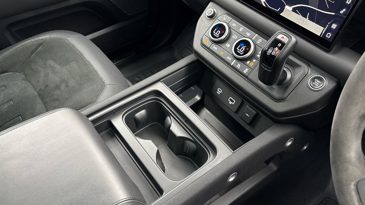 Land Rover Defender 110 Image 18