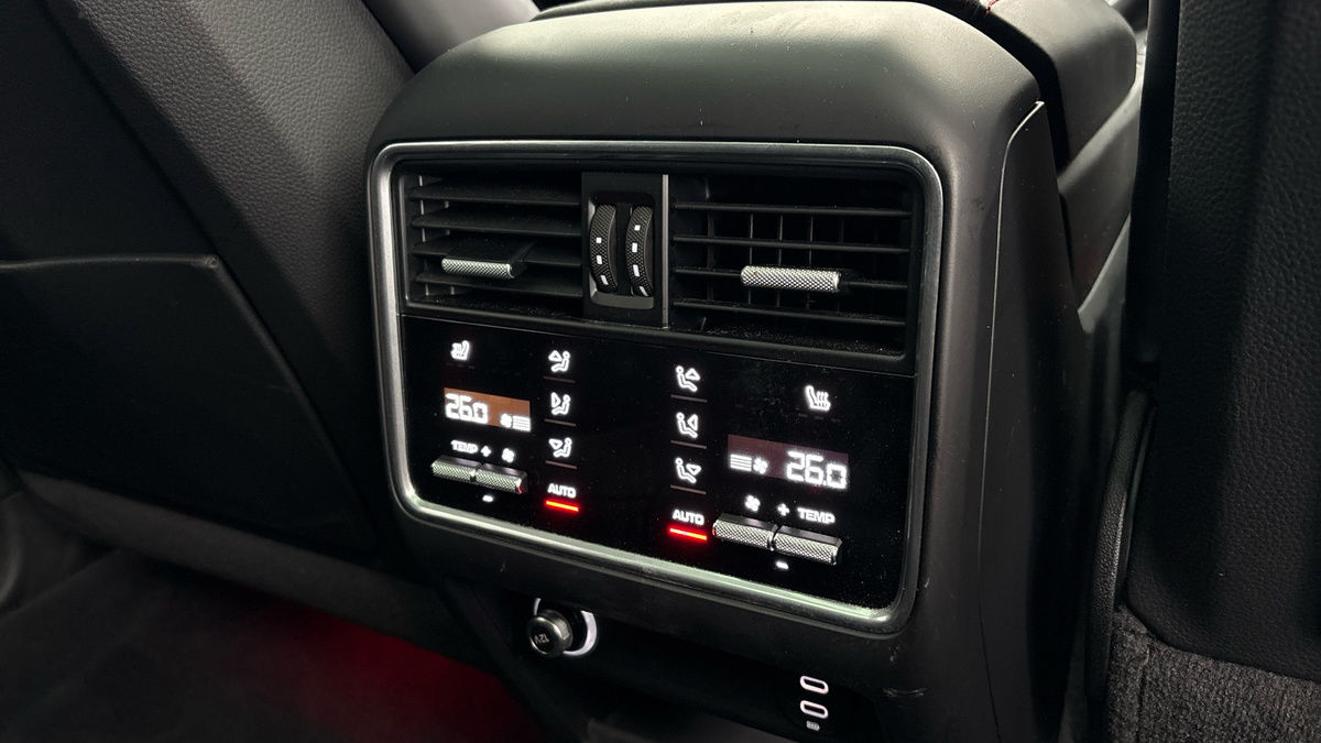 Porsche Cayenne Image 26