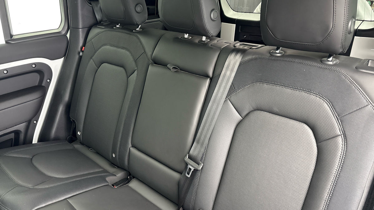 Land Rover Defender 110 Image 8