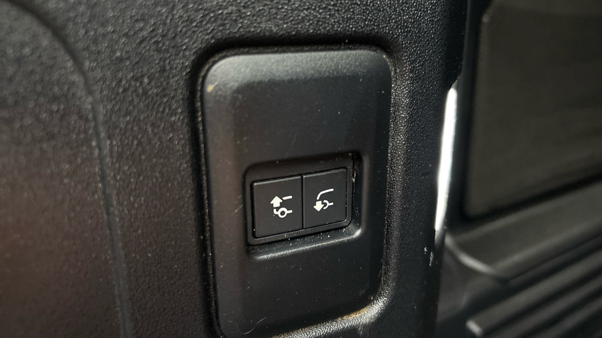 Land Rover Defender 110 Image 34