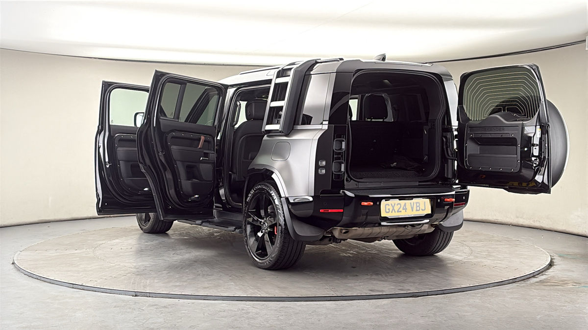 Land Rover Defender 110 Image 23