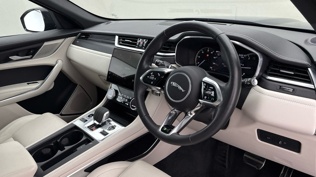 Jaguar F-PACE Image 5
