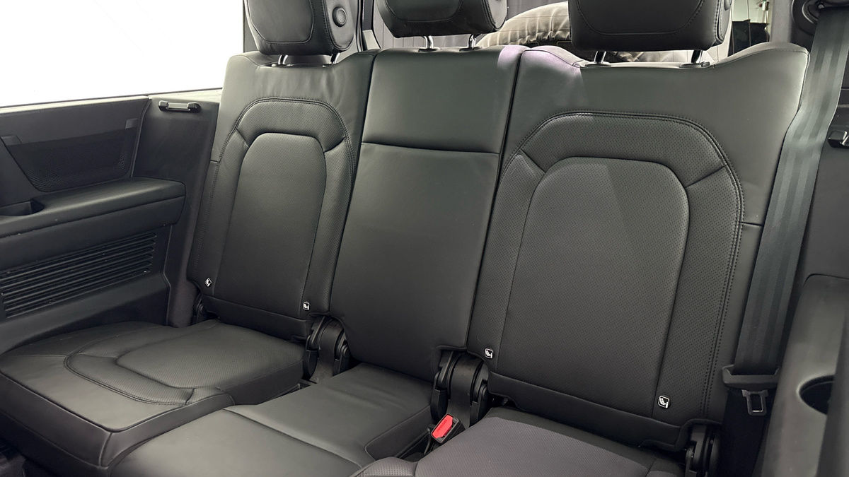 Land Rover Defender 130 Image 26