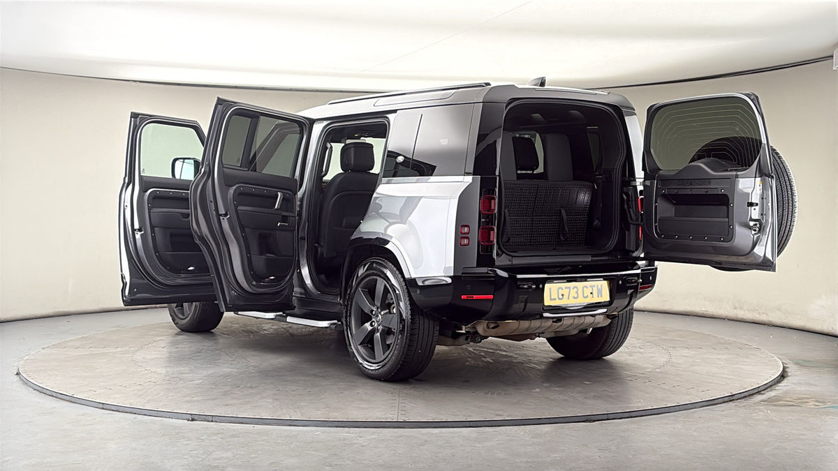 Land Rover Defender 110 Image 23