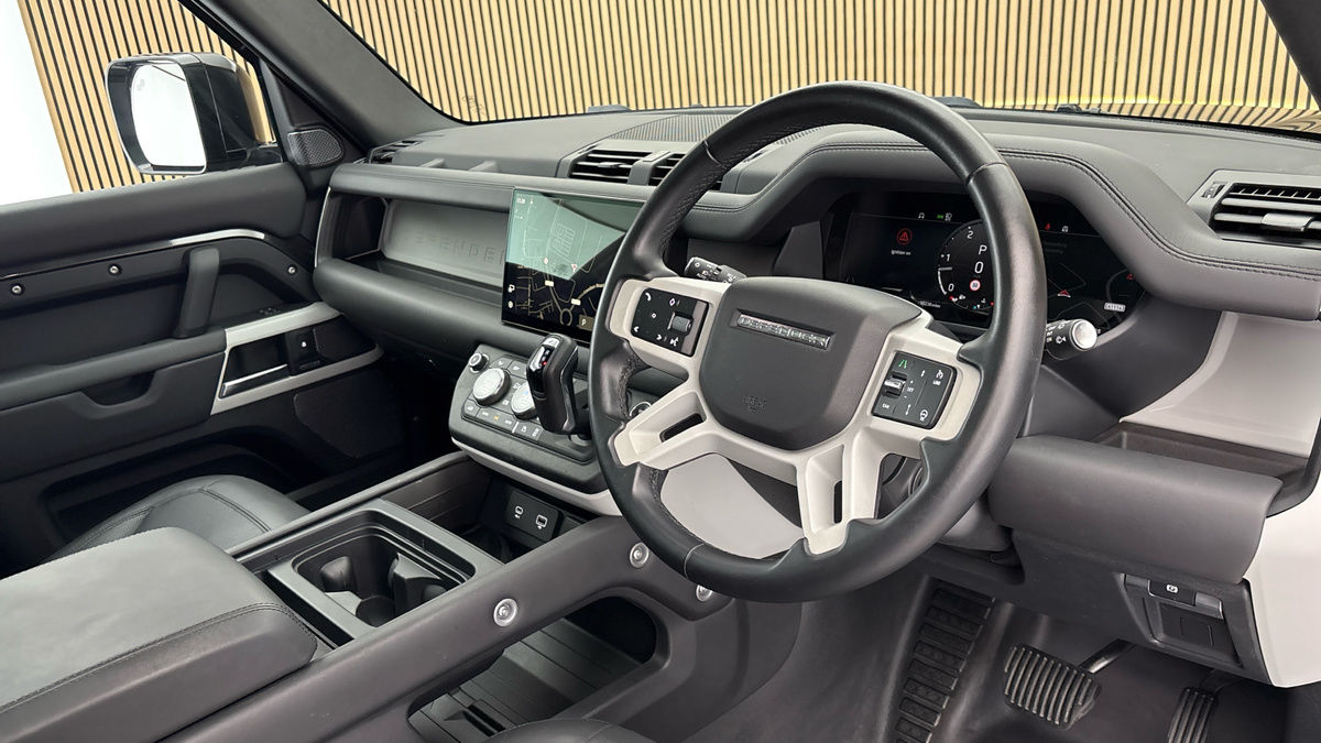 Land Rover Defender 110 Image 5