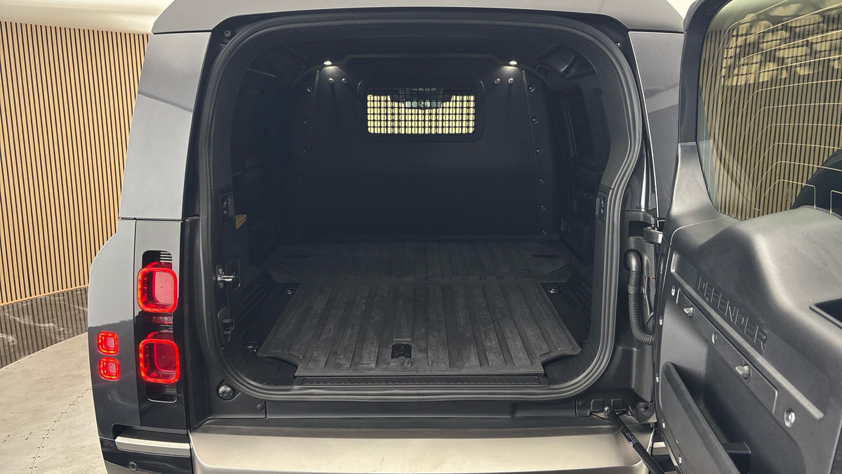 Land Rover Defender 110 Image 11
