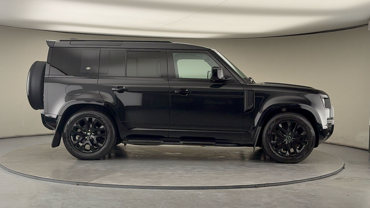 Land Rover Defender 110 Image 16