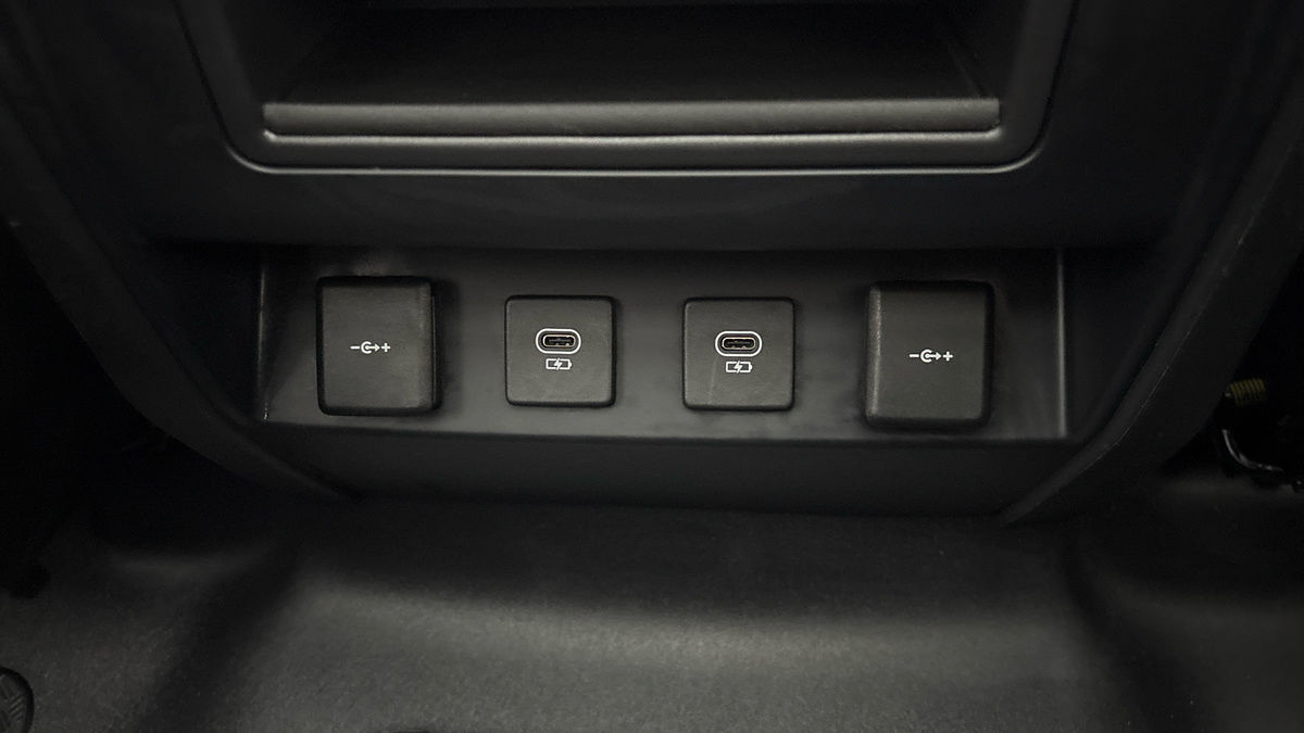 Land Rover Defender 110 Image 30