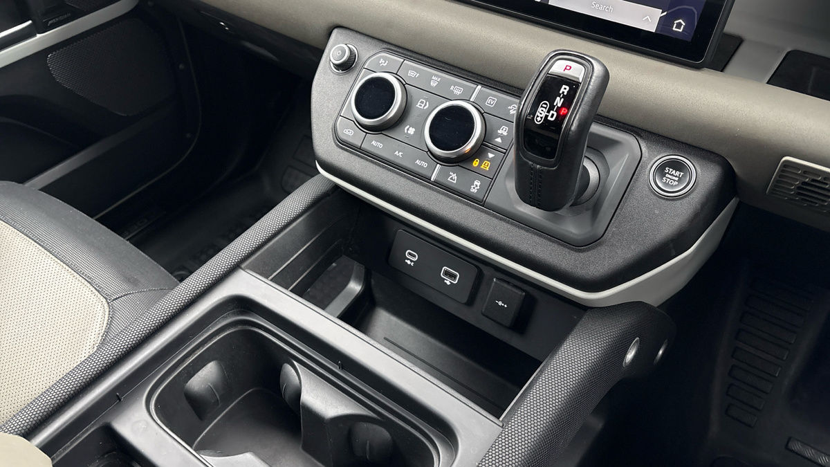 Land Rover Defender 110 Image 18