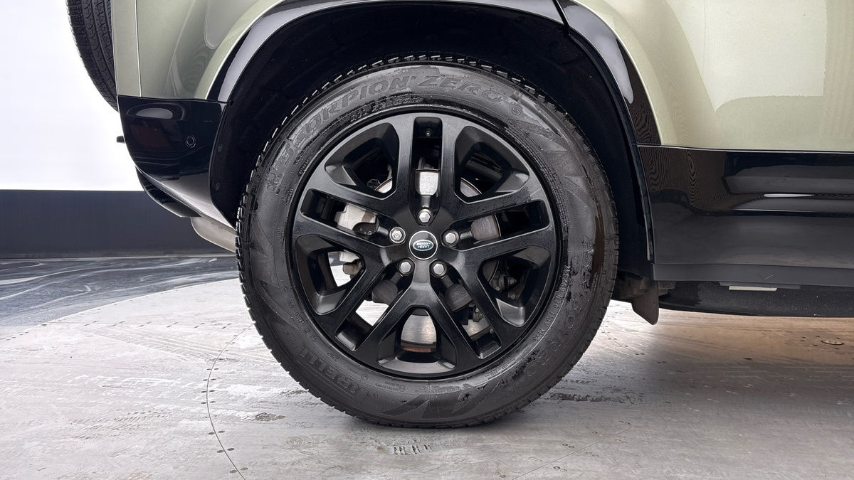 Land Rover Defender 110 Image 10