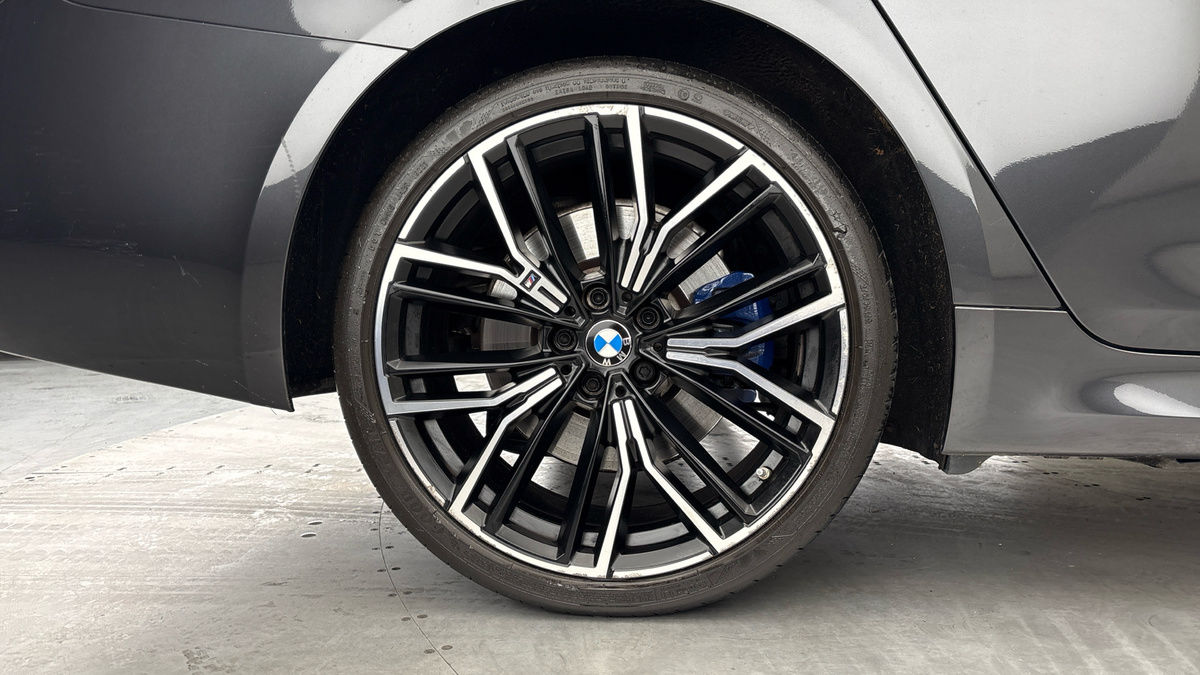 BMW 5 Series Image 10