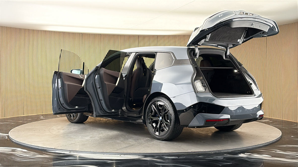 More views of BMW iX