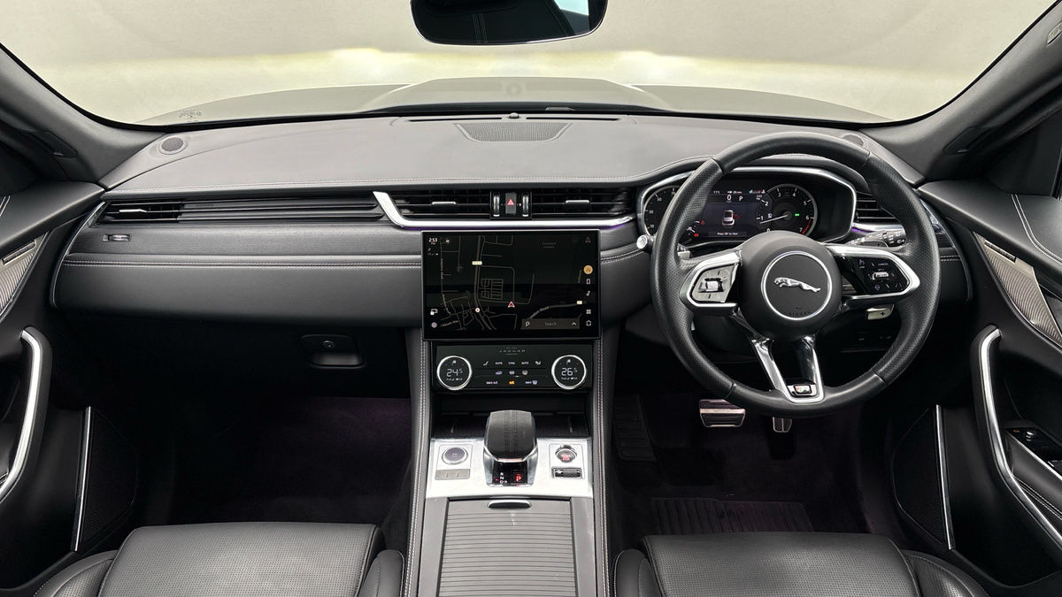Jaguar F-PACE Image 12