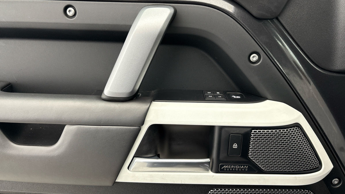 Land Rover Defender 90 Image 19