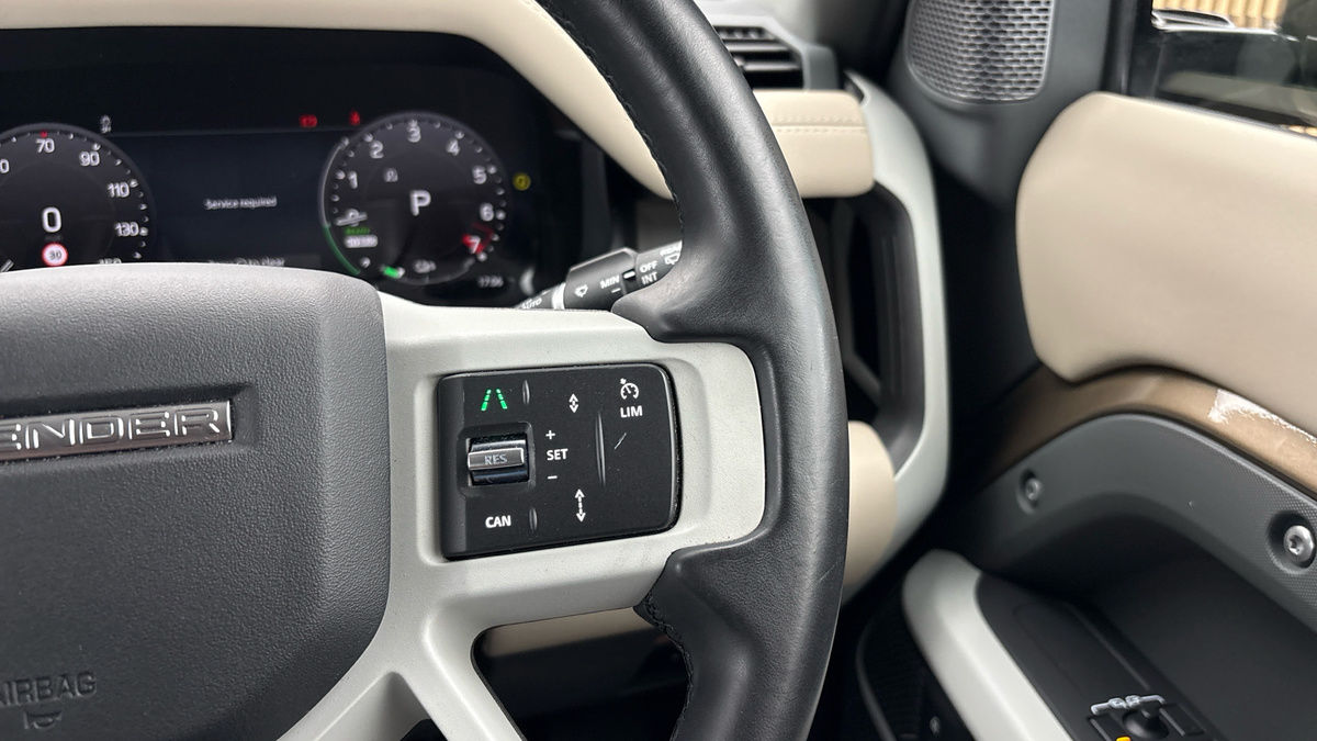 Land Rover Defender 110 Image 14