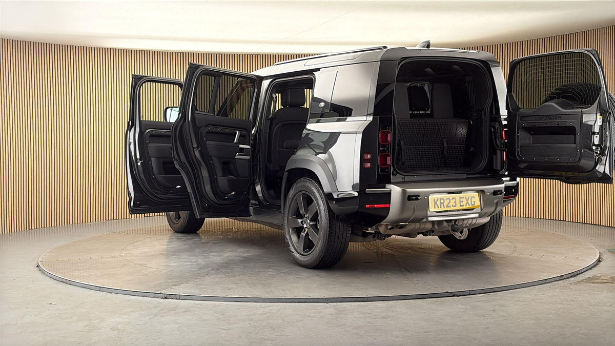 Land Rover Defender 110 Image 23