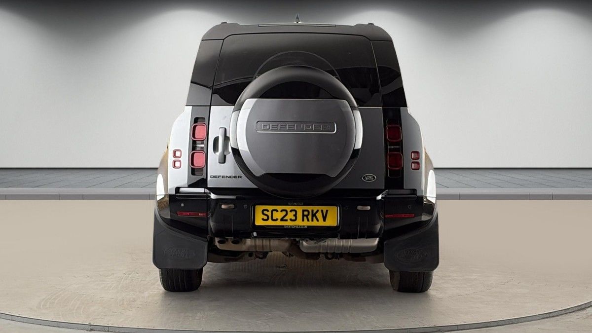Land Rover Defender 110 Image 4
