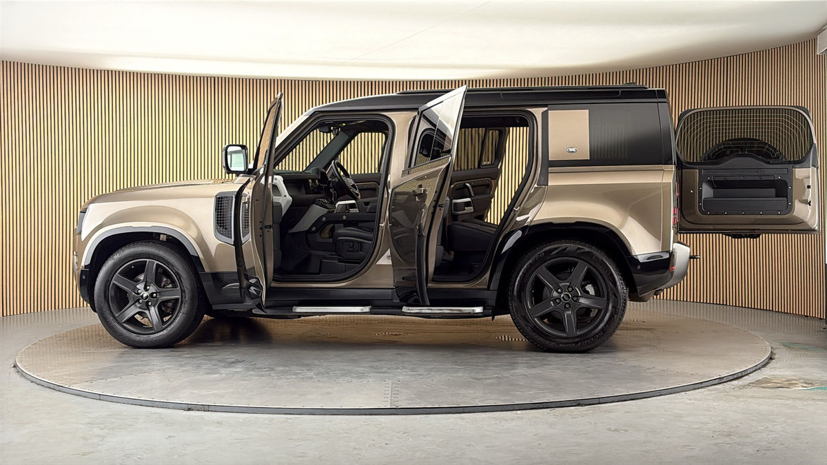 More views of Land Rover Defender 110
