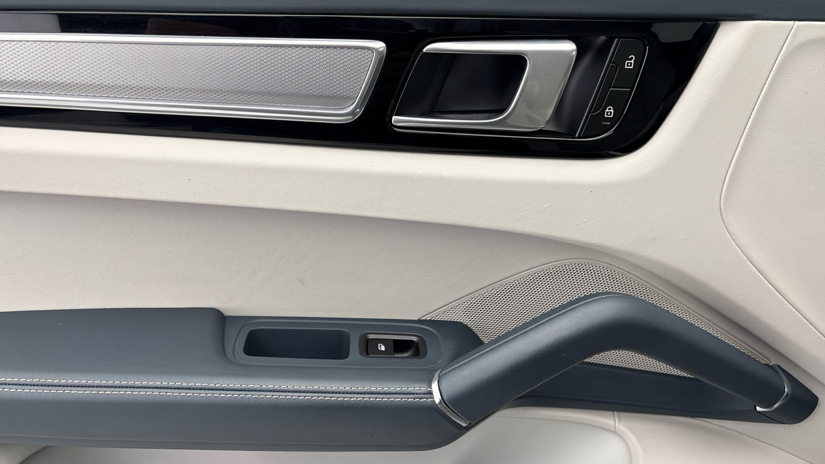 Porsche Cayenne Image 19