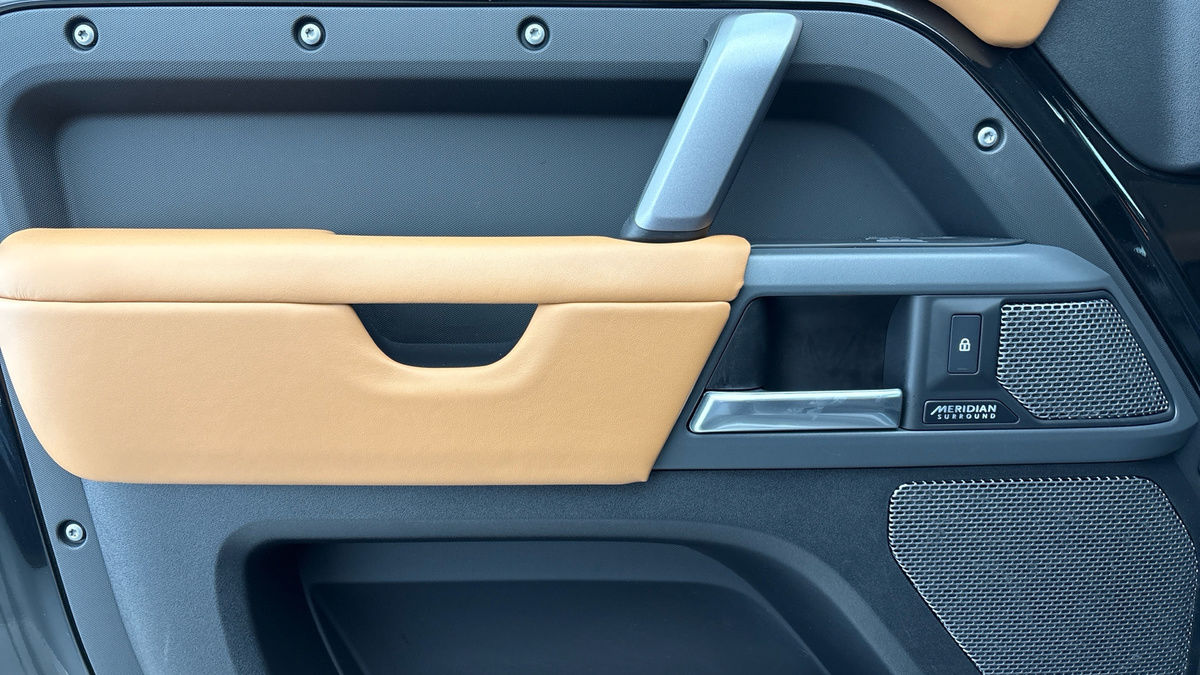 Land Rover Defender 110 Image 19
