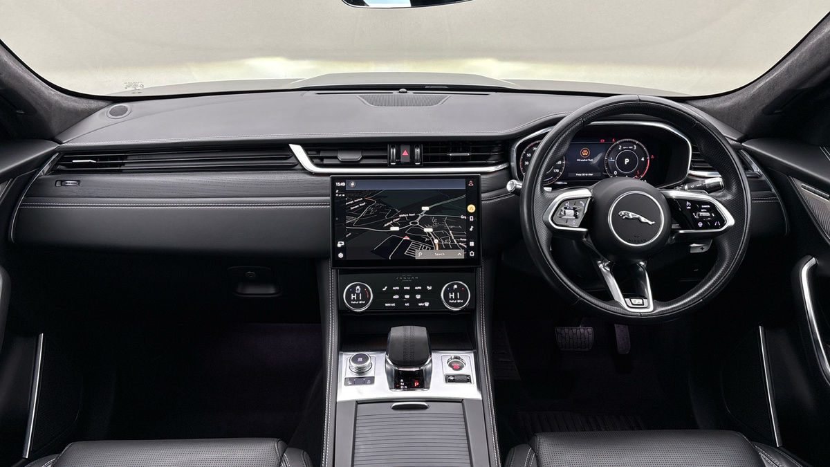 Jaguar F-PACE Image 12