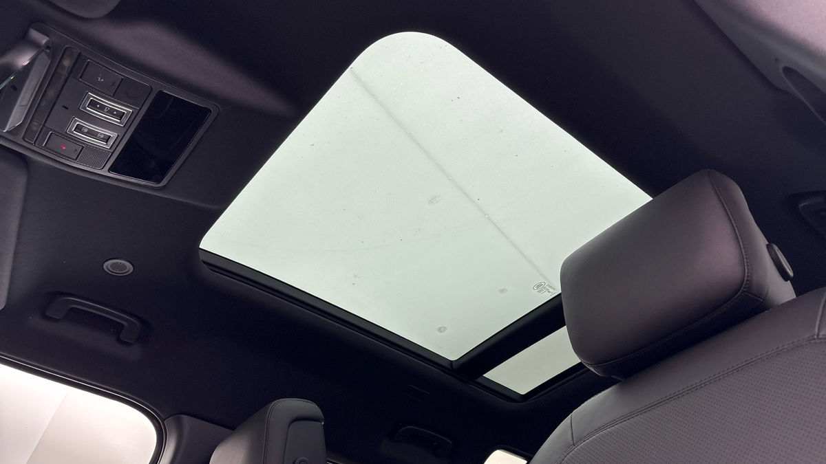 Land Rover Defender 110 Image 6