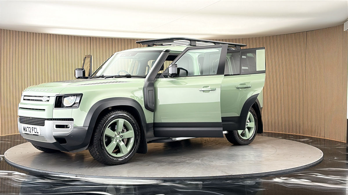 Land Rover Defender 110 Image 22