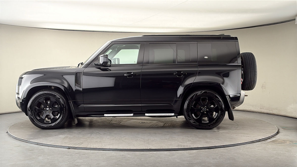 Land Rover Defender 110 Image 15